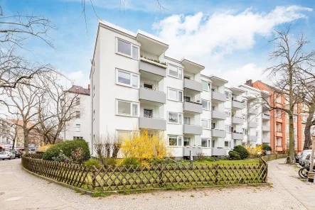 Straßenansicht - Wohnung kaufen in Berlin - Gepflegte 2,5-Zimmer-Wohnung mit Wohnrecht nahe Schloßstraße