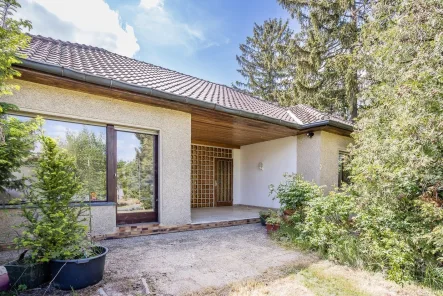 Terrasse - Haus kaufen in Berlin - Massiver Bungalow mit Entwicklungspotenzial in Lichtenrade