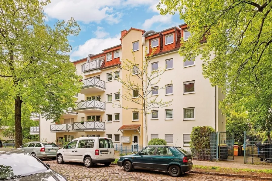 Haus Straßenseite - Wohnung kaufen in Berlin - Provisionsfreie, attraktive Erdgeschosswohnung mit Terrasse 