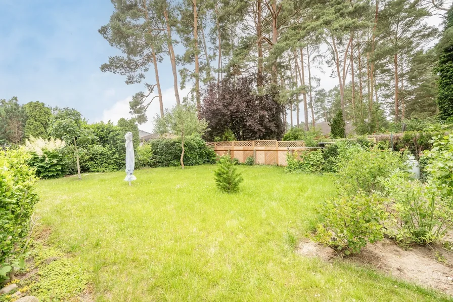 großer Garten mit Waldblick