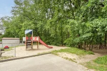 Spielplatz und Wald fußläufig