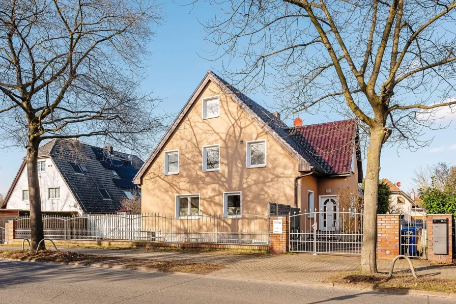 Gesamte Hausansicht - Haus kaufen in Berlin - 2-Familienhaus mit freier Wohnung + Kapitänsgiebel am Wasserwerk 