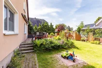 Terrasse und Garten im Sommer