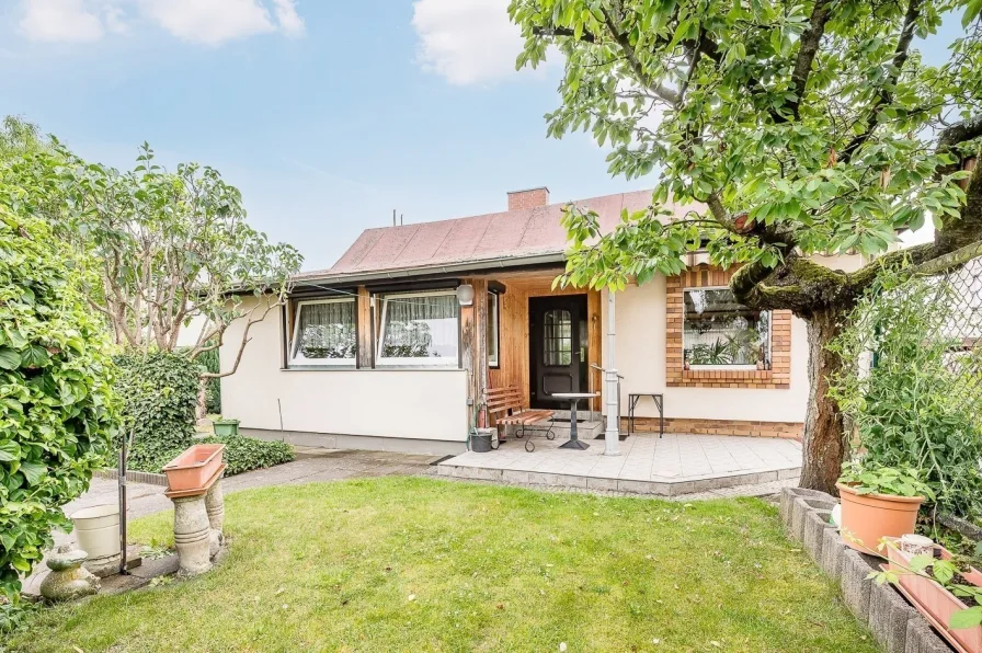 Eingang und Vorderseite - Haus kaufen in Berlin - Einfamilienhaus mit Anbauten + Neubauoption nahe Kaulsdorfer Seen