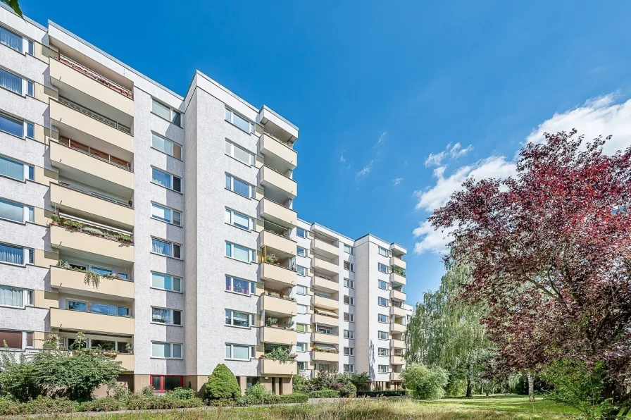 Rückansicht  - Wohnung kaufen in Berlin - Charmante 2-Zimmer-Wohnung im 8. OG mit fantastischem Weitblick