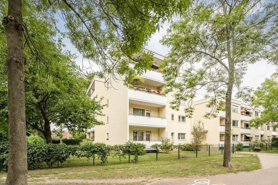 Vorderansicht  - Wohnung kaufen in Berlin - 3-Zimmer-Wohnnug mit zwei Balkonen nahe Spandauer See