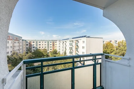 Aussicht vom Balkon - Wohnung kaufen in Berlin - Gemütliche 2-Zimmer-Wohnung mit Balkon nahe U-Bahnhof Hönow