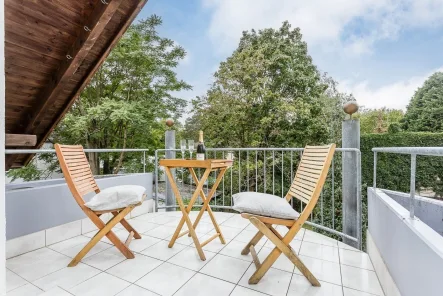 Balkon mit Blick ins Grüne - Wohnung kaufen in Berlin - Freie Dachgeschosswohnung mit Balkon am Waldrand in Wendenschloss