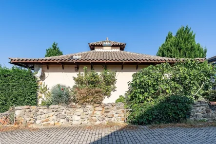 Gesamtansicht - Haus kaufen in Woltersdorf - Traumhaus: Hacienda mit Atrium + Natursteinen an den Fuchsbergen