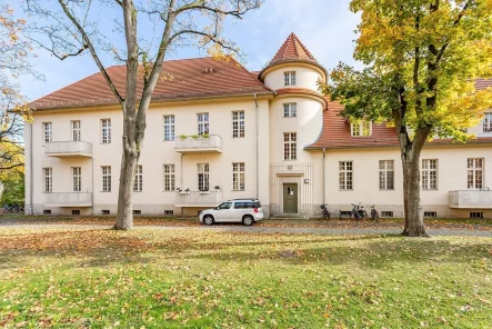 Außenansicht - Wohnung kaufen in Berlin - Vermietete Altbauwohnung im exklusiven Ludwig Hoffmann Quartier