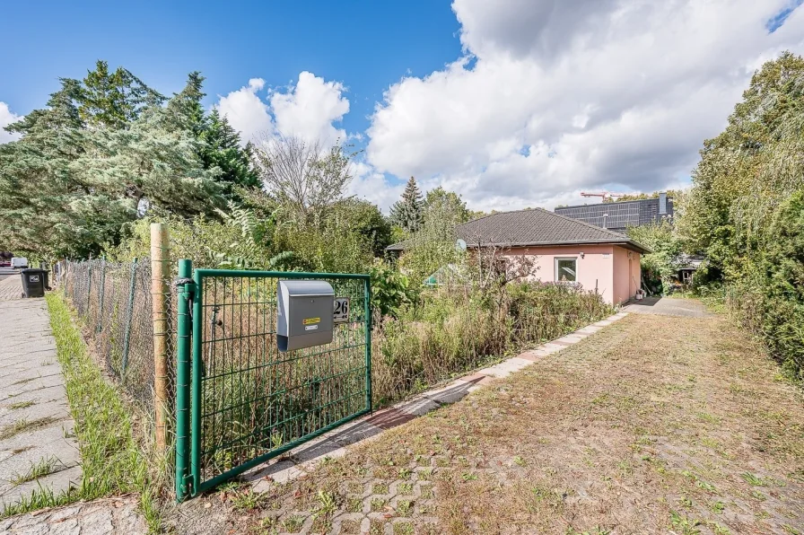 Einfahrt - Haus kaufen in Berlin - Moderner Bungalow in Sackgasse mit großem Garten in Köpenick