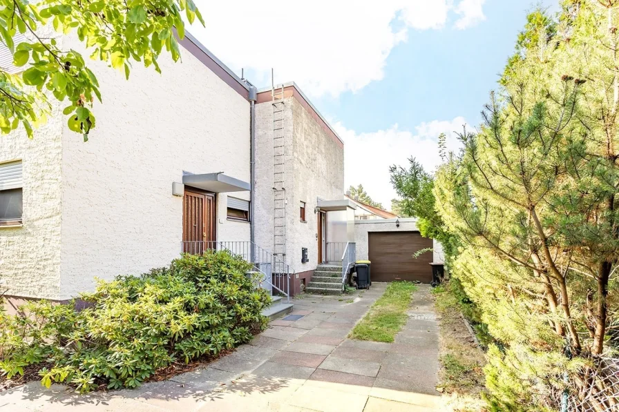 Vorderansicht - Haus kaufen in Berlin - Doppelhaushälfte mit Wintergarten und Garage in der Gropiusstadt