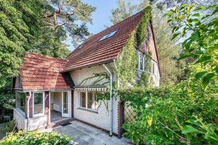 Seitenansicht - Haus kaufen in Berlin - Exklusives Anwesen am Hermsdorfer Wasserturm