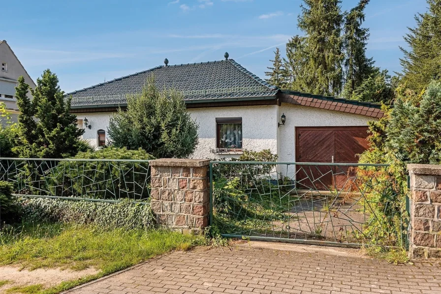 Toreinfahrt Garage - Haus kaufen in Neuenhagen - Einfamilienhaus mit großem Gartengrundstück in Neuenhagen