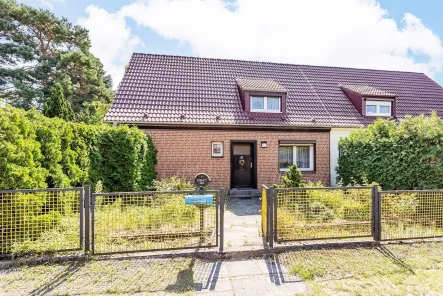 Hausansicht Vorderseite  - Haus kaufen in Rüdersdorf - Doppelhaushälfte mit schönem Garten in Nähe des Kalksees