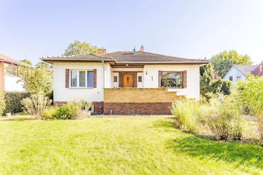 Hausansicht - Haus kaufen in Berlin - Wohnhaus mit Potenzial + Zugang zum Badestrand in Karolinenhof