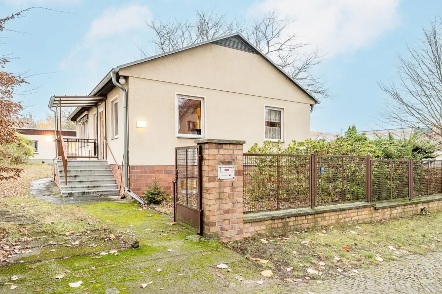 Hausansicht - Haus kaufen in Berlin - Grundstück mit Einfamilienhaus nahe dem Altglienicker Wasserturm