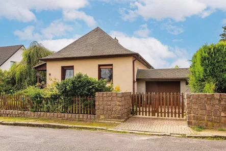 Hausansicht Straßenseite - Haus kaufen in Hoppegarten - Einfamilienhaus mit großem Grundstück in Hoppegarten-Birkenstein