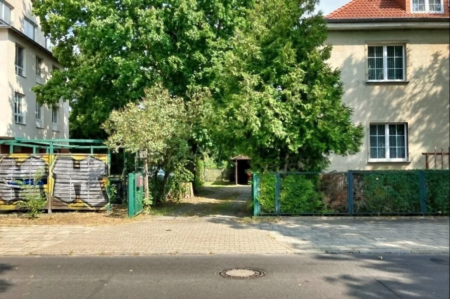 Straßenansicht mit Einfahrt