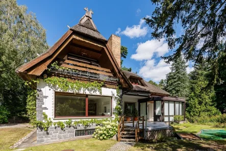 Vorderansicht - Haus kaufen in Hohen Neuendorf - Einfamilienhaus mit Reetdach und eigener Sauna in Bergfelde