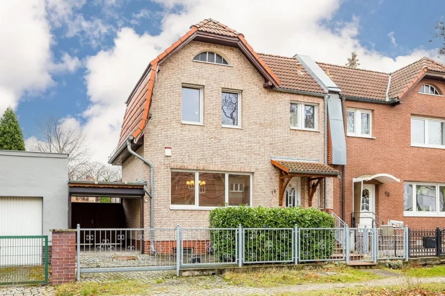 Hausansicht - Haus kaufen in Berlin -  Doppelhaushälfte mit Nebengelass in Altglienicke