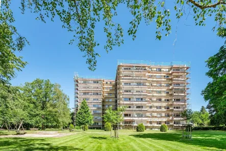 Außenansicht mit viel Grün - Wohnung kaufen in Berlin - Vermietete 2-Zimmer-Wohnung nahe des Museumsdorfes Düppel