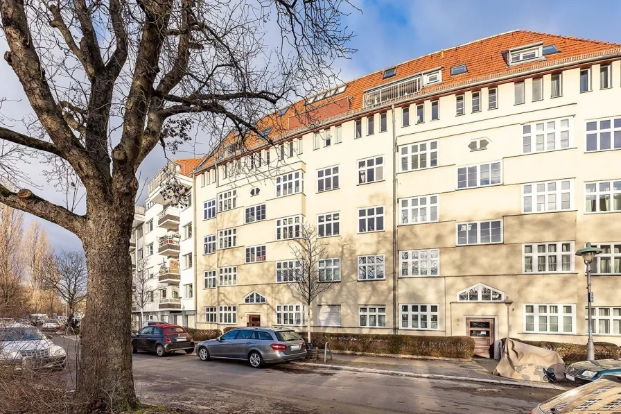 Hausansicht - Wohnung kaufen in Berlin - Bezugsfreie 2-Zimmer Altbauwohnung direkt am Teltowkanal