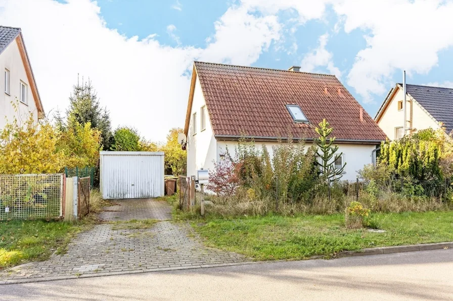 Hausansicht Straßenseite - Haus kaufen in Ahrensfelde - Einfamilienhaus mit großzügigem Garten in Ahrensfelde-Eiche 