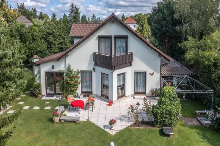 Hausansicht Gartenseite - Haus kaufen in Berlin - Gelegenheit: modernes Einfamilienhaus nähe Biesdorfer Baggersee