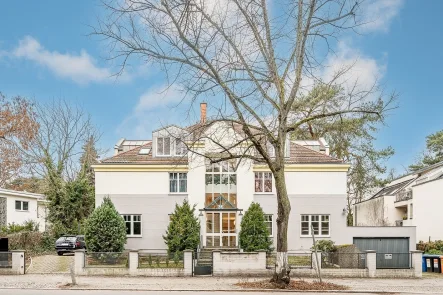 Straßenansicht - Wohnung kaufen in Berlin - Moderne 3-Zimmer-Wohnung mit Nutzfläche im Souterrain und Garten