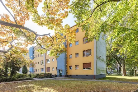  - Wohnung kaufen in Berlin - 2-Zimmer-Wohnung mit großer Loggia am Rathaus Reinickendorf