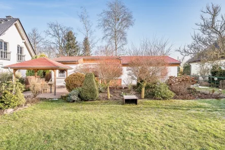 Gartenansicht - Haus kaufen in Bernau - Charmanter Bungalow mit großem gepflegten Garten in Birkenhöhe