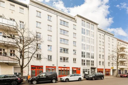 Hausansicht - Wohnung kaufen in Berlin - Renovierte 2-Zimmer-Wohnung inkl. Tiefgarage nahe Einsteinpark