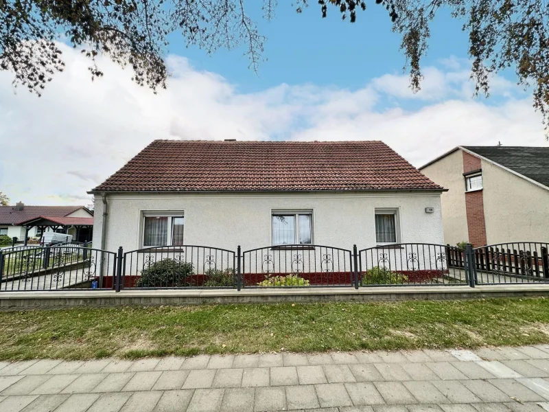 Vorderansicht Wohnhaus - Haus kaufen in Rüdersdorf - 1.260m² großes Grundstück mit Altbestand in Rüdersdorf bei Berlin