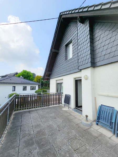 Großer Balkon im Obergeschoss