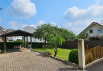 Carport und Garten