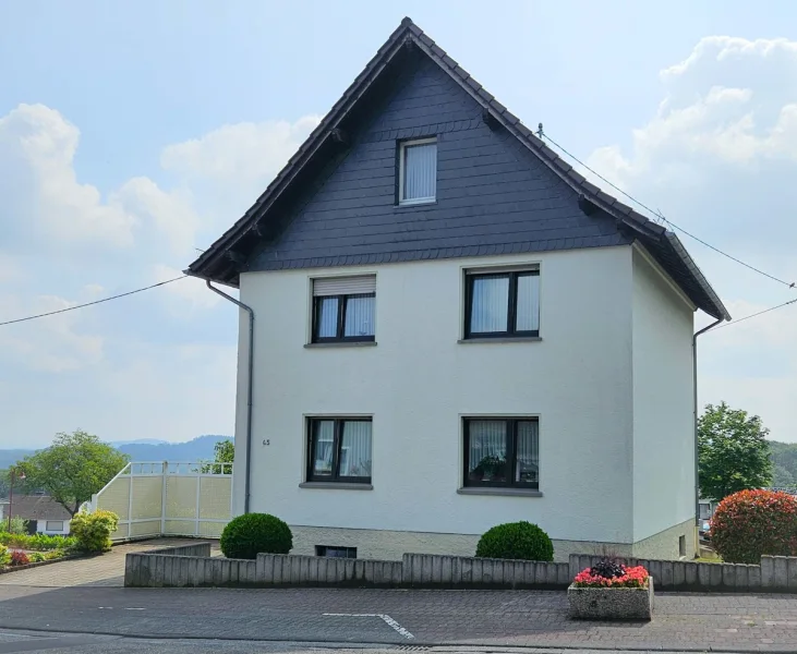 Strassenansicht - Haus kaufen in Vettelschoß - Solides freistehendes Einfamilienhaus mit Ausbaupotential in Vettelschoß zu verkaufen