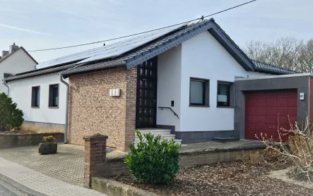 Front Eingangsbereich - Haus kaufen in Rheinbreitbach - Variantenreiches Haus mit großem Grundstück in bester Lage von Rheinbreitbach