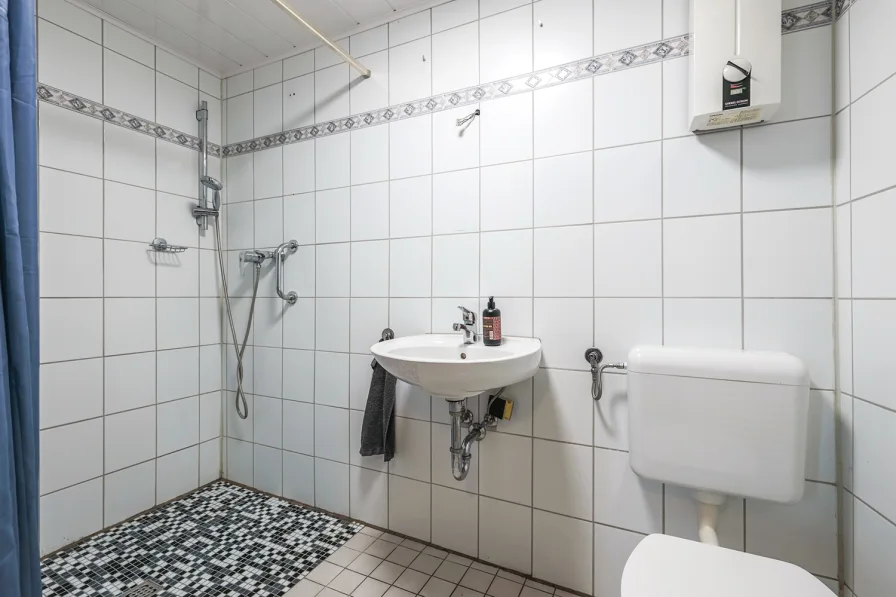 Badezimmer EG Vorderhaus