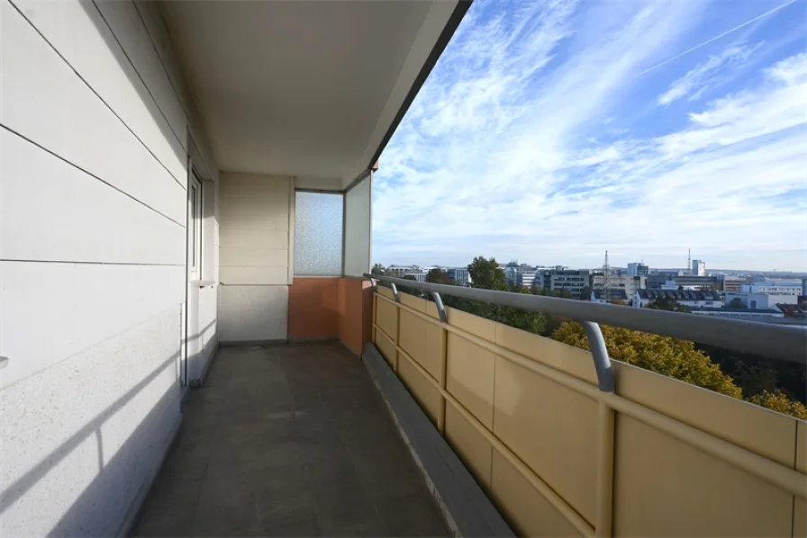 Balkon Sicht Richtung Stadt - Wohnung kaufen in Stuttgart - Barrierefrei zur Aussichtslage