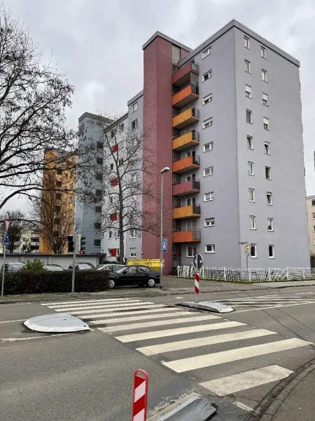 Ansicht von Straße - Wohnung kaufen in Viernheim - Viernheim - Sofort Frei ! 3 ZKB Wohnung mit 2 Balkonen ! Preis VHB