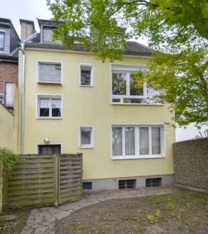 Rückansicht - Haus kaufen in Wesseling - Wesseling topgepflegtes Dreifamilienhaus mit freier 2-Zimmerwohnung mit Gartennutzung