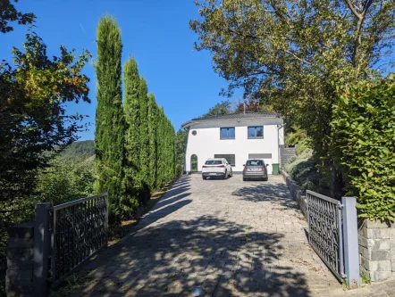 Bild1 - Haus kaufen in Windeck-Opperzau - Windeck -Villa Maria- 2013 kernsanierte Ein- / Zweifamilienvilla in Aussichtslage auf 8.096 m² Grundstück