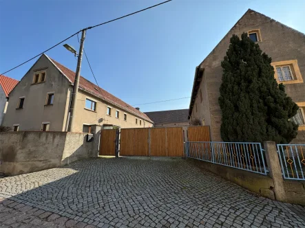 Hofansicht Straßenseite - Haus kaufen in Niederau - Tradition trifft Moderne: Charmanter Dreiseithof in Niederau sucht neue Besitzer!