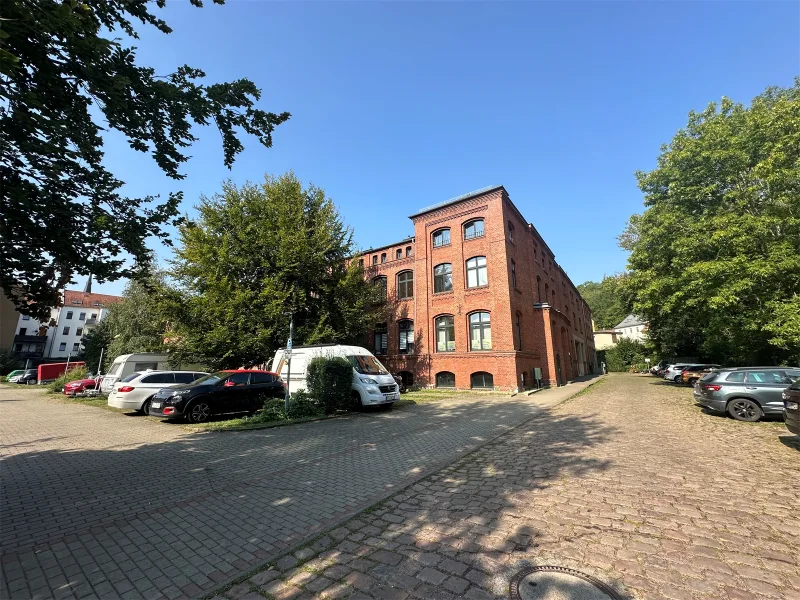 Hausansicht mit Parkplatz