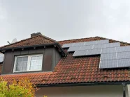 Dach mit PV-Anlage