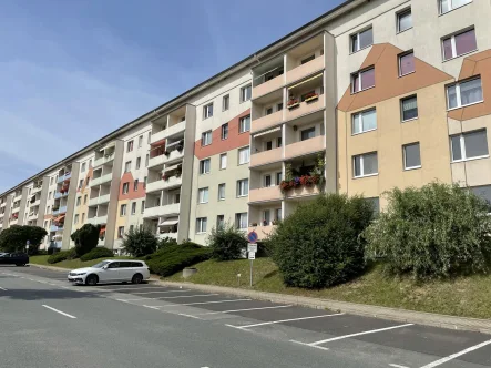 Objektansicht Straße - Wohnung kaufen in Meißen - Eigentumswohnung zur Vermietung in Meißen