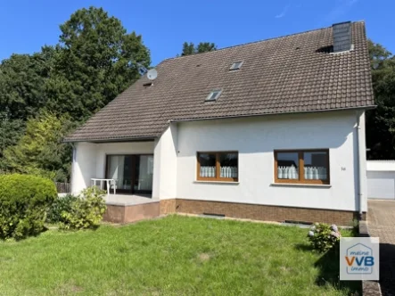 Titelbild - Haus kaufen in Saarwellingen - Freistehendes Ein- Zweifamilienhaus mit Garten und Garage in Bestlage von Saarwellingen