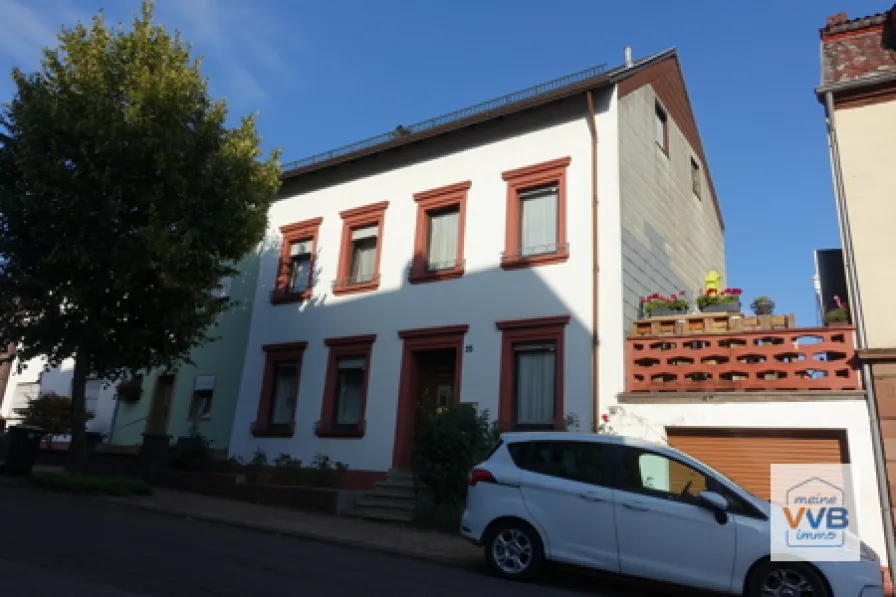 Straßenseite - Haus kaufen in Püttlingen - gepflegtes Einfamilienhaus / Garage in ruhiger Lage von Püttlingen-Nähe Zentrum