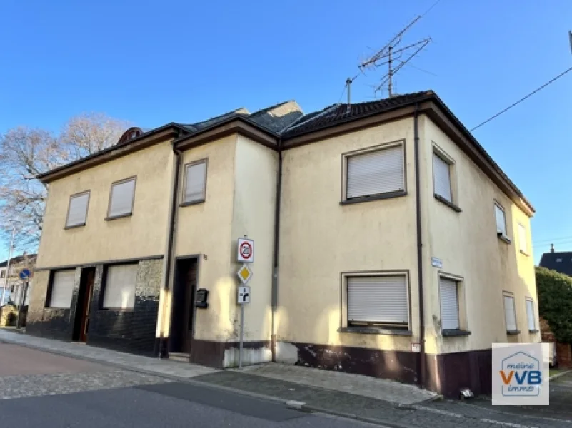 Außenfoto - Haus kaufen in Nalbach - Großzügiges Zweifamilienhaus mitten im Ortszentrum von Nalbach